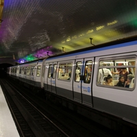 « SUBWAY » : Voyage dans le métro parisien, ou quand la station s’illumine dans les couloirs de la vitesse.