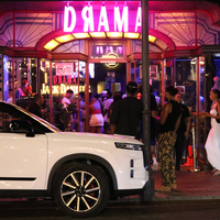 Observing humanity in motion - A colorful theatre of everday urban life