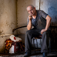 Hands of grease, Eyes of experience