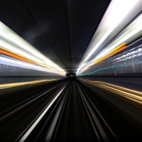 « SUBWAY » : Voyage dans le métro parisien, ou quand la station s’illumine dans les couloirs de la vitesse.