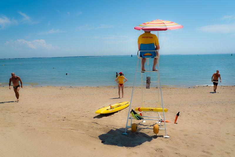 Sauveteurs et baigneurs sur la plage de Saint Nazaire