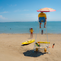 Sauveteurs et baigneurs sur la plage de Saint Nazaire