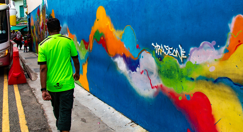 L'aspirateur à couleurs, street art dans une rue de Singapore.