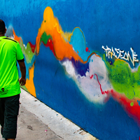 L'aspirateur à couleurs, street art dans une rue de Singapore.