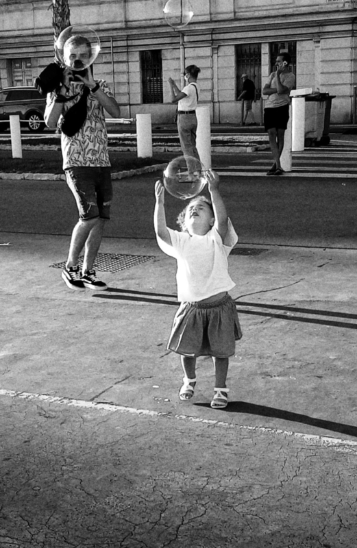 L'enfant le photographe et les bulles