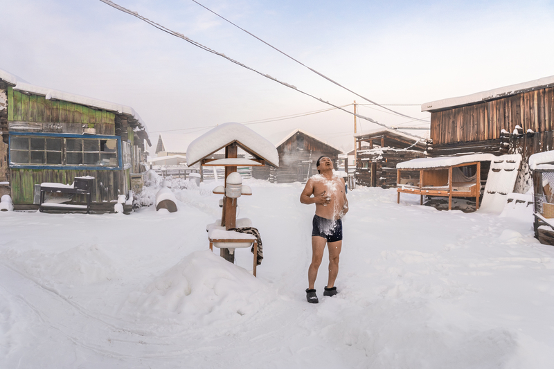 Douche de neige dans la rue d'Oymyakon