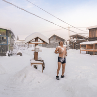 Douche de neige dans la rue d'Oymyakon