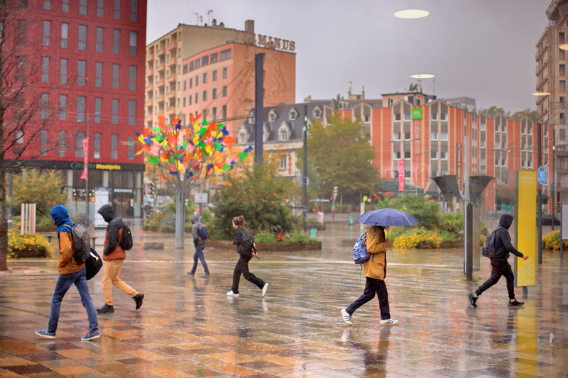 Passants sous la pluie - Saint-Étienne, 2022
