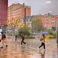 Passants sous la pluie - Saint-Étienne, 2022