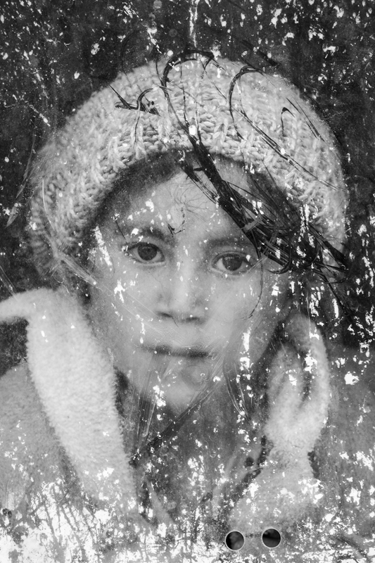 À travers le voile du silence 